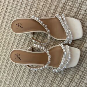 NWOT Target Women's Cream Pearl Embellished Sandals